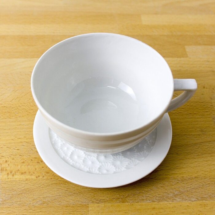 Set de taza y plato de porcelana blanca años 50