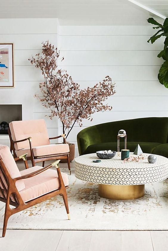 sillón estilo danes MCM tapizado en terciopelo rosa con ornamentos de latón - Anthropologie
