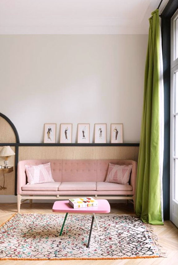 Sofá capitoné tapizado de color rosa