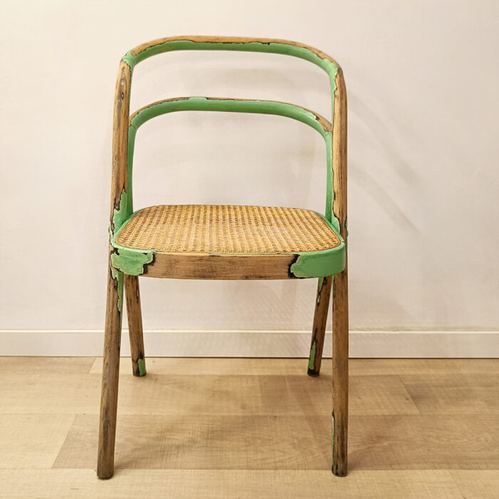 silla de bambú con detalles verdes