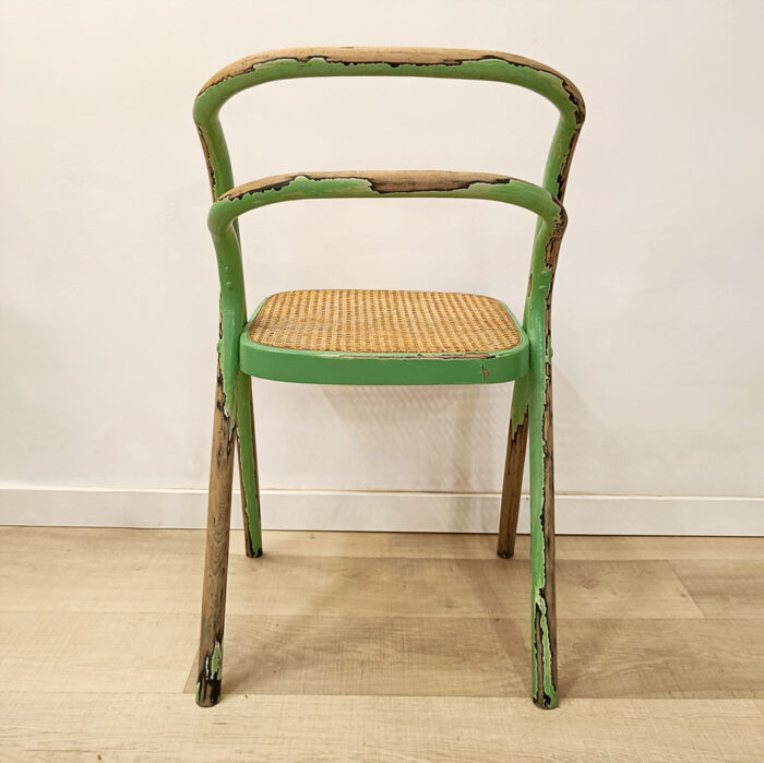 silla de bambú con detalles verdes