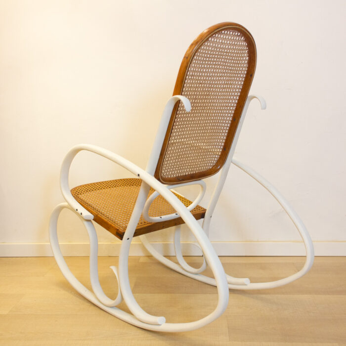 silla cuna de madera blanca