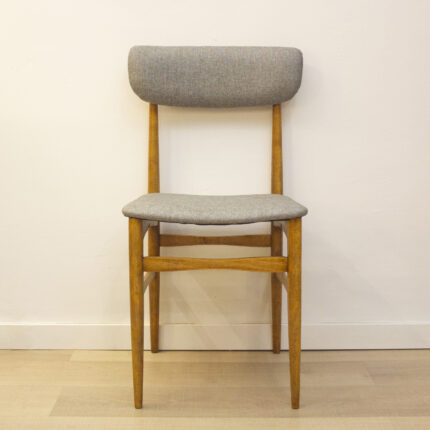 silla de madera con tela gris