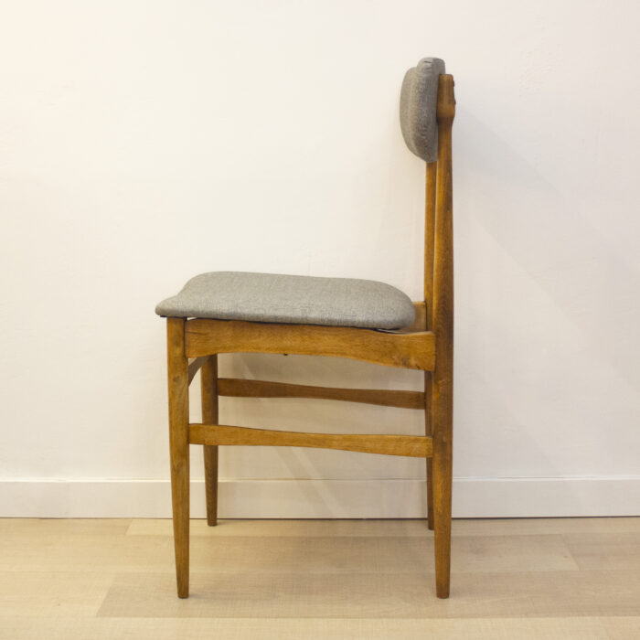 silla de madera con tela gris