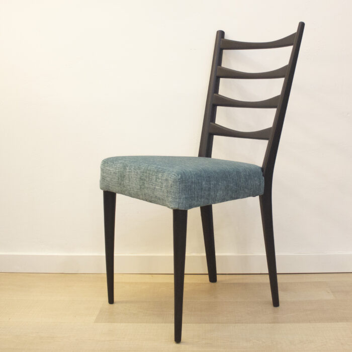 silla de madera negro con tela azul