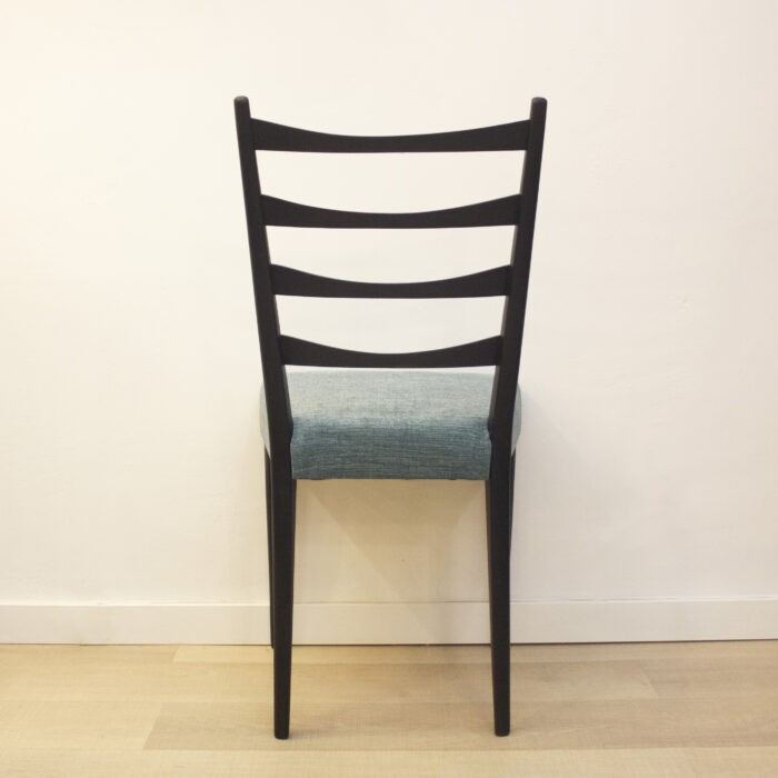 silla de madera negro con tela azul